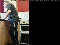 双性恋男同让你脱裤子，在车库干他屁股，真爽！