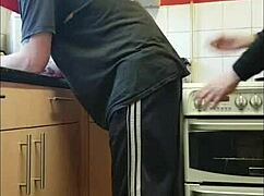 双性恋男同让你脱裤子，在车库干他屁股，真爽！