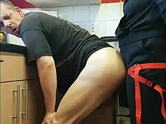 双性恋男同让你脱裤子，在车库干他屁股，真爽！