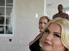 黑屌教练，你能让两个金发胖妞一起吸你的大屌吗