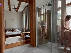 她不介意加入他们的浴室业余群交狂欢