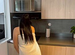 Me Follo a una Ama de Casa para Evitar Cortar el Gas