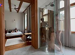 她不介意加入他们的浴室业余群交狂欢