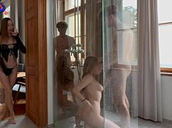 她不介意加入他们的浴室业余群交狂欢