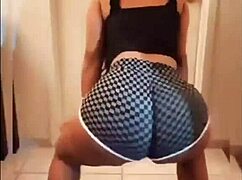 18岁丝袜妹大屁股狂抖臀😍