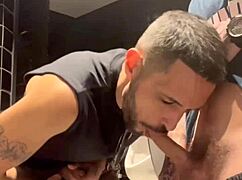 我和哥们在浴室里瞎搞，你懂的吧？