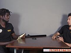 忍不住看肌肉保安裸钻同志屁眼，先口爆