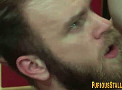 肌肉猛男健身房激烈操练