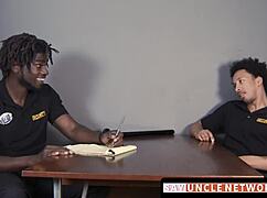 忍不住看肌肉保安裸钻同志屁眼，先口爆