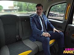 运气爆棚！遇到个饥渴女出租车司机，在车里狠狠骑我