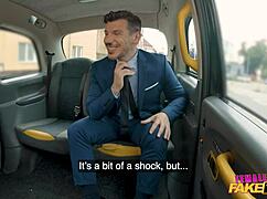 运气爆棚！遇到个饥渴女出租车司机，在车里狠狠骑我