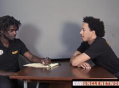 忍不住看肌肉保安裸钻同志屁眼，先口爆