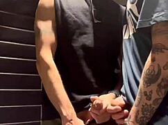 我和哥们在浴室里瞎搞，你懂的吧？