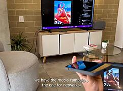 老板在办公室三人行中射满娇小金发和丰满 brunette 秘书