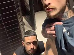 我和哥们在浴室里瞎搞，你懂的吧？