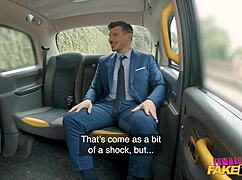 运气爆棚！遇到个饥渴女出租车司机，在车里狠狠骑我