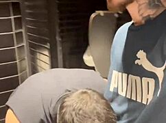 我和哥们在浴室里瞎搞，你懂的吧？