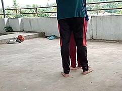 在屋顶上勾引邻居老婆，硬核印度干