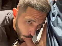 我和哥们在浴室里瞎搞，你懂的吧？