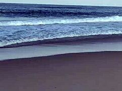 金发妹子在海滩上和粉丝野战，超疯狂！