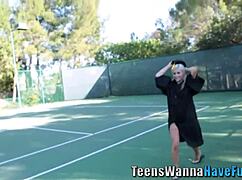 amateur teen eats pussy at the party