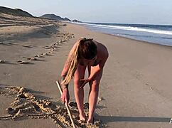 金发妹子在海滩上和粉丝野战，超疯狂！