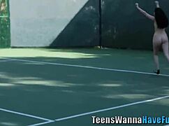 amateur teen eats pussy at the party