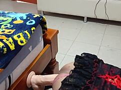 哇，抓到她自慰，惊喜——她是变性人！我还是用巨型玩具干她屁股！