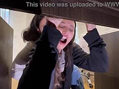 湿润小穴被性感清洁女工指弄