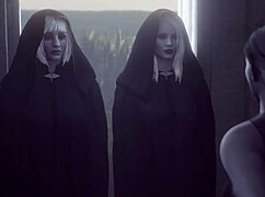 两个客人挑选巨乳女人进行疯狂扶她双插三人行动画