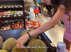 超市里满脸精液的妹子大摇大摆，我啥都能给她买... 精液漫步！