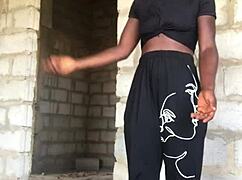 疯狂骚货激烈脱衣舞撕衣服狂野