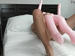 “嘿，今晚想试试干这个紧屁股娃娃吗？”