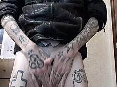 Melvin用大鸡巴支配同性变装场景。