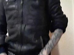 Melvin用大鸡巴支配同性变装场景。