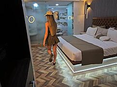 pillé a mi mejor amiga haciendo sentadillas y luego follamos porque ella quería ayudarme con mi erección