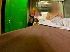 旅馆混住房间变疯狂，公共浴室手淫秀刺激爆棚！