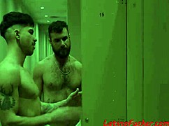 嘿，伙计们，加入我们的按摩浴缸三人肛交派对吧！