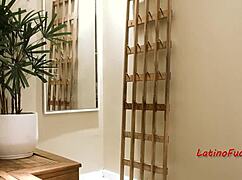 嘿，伙计们，加入我们的按摩浴缸三人肛交派对吧！