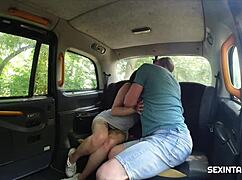 车里她们舔得超爽