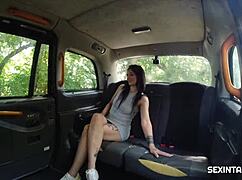 车里她们舔得超爽