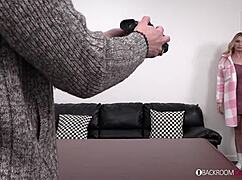 大胸熟女为付账单疯狂玩后门