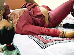 印度desi bhabhi被健身男孩弯腰粗暴干