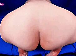 Shaking fat booty, mama spreads wide to fart on your dick