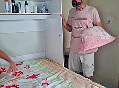 Padrasto faz visita noturna inesperada a jovem europeia em vídeo caseiro. Uma gravação amadora que surpreende à noite.