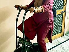 印度desi bhabhi被健身男孩弯腰粗暴干