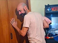 Padrasto faz visita noturna inesperada a jovem europeia em vídeo caseiro. Uma gravação amadora que surpreende à noite.