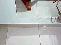 novinha急切吸鸡巴，同时躲避隔壁房间的父母