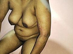 印度Desi妹子边吸屌边被老公操逼！