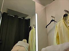 隐藏摄像头捕捉试衣间内阴部和大奶的裙底视角 😍